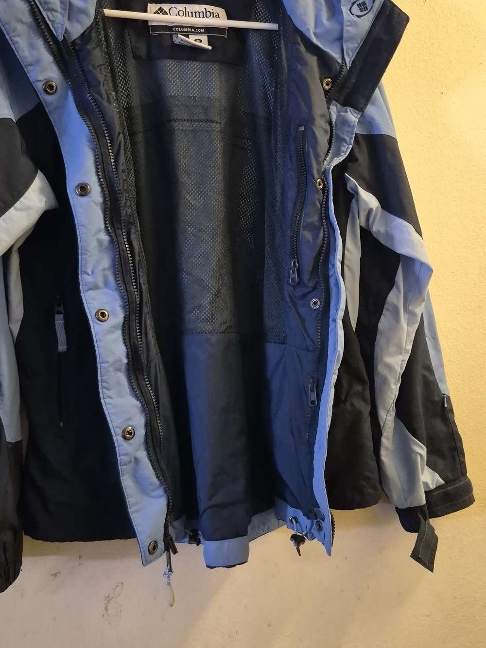 Columbia Navy and Light Blue Outdoor Jacket - Picture 10 of 13